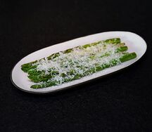 Спаржа с пармезаном и фундуком