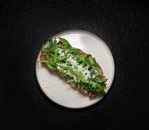 Тост с ростбифом, маринованным перцем и горчицей