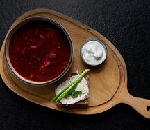 Борщ с говяжьим ребром, сметаной и смальцем