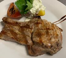 Свиная корейка на косточке, жаренная на открытом огне