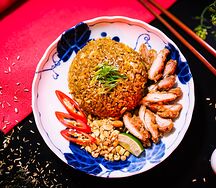 Жареный рис с хрустящей курицей