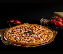 Фирменная пицца с курицей в соусе том ям