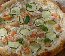 Пицца с лососем, креветками и сливочным сыром