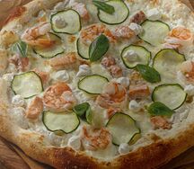 Пицца с лососем, креветками и сливочным сыром