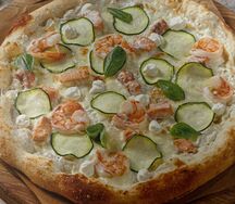 Пицца с лососем, креветками и сливочном сыром