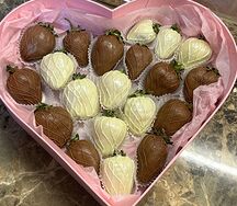 Клубника в шоколаде Сердце с белым и молочным шоколадом