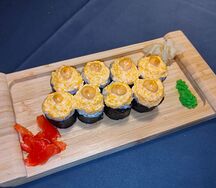 Ролл с копченым кальмаром