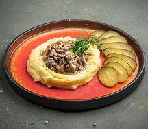 Бефстроганов с картофельным пюре и грибами