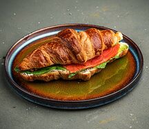 Круассан с маринованной горбушей, сливочным сыром и песто