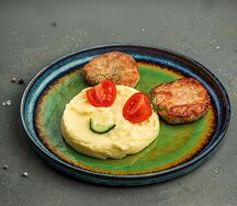 Пюре с куриными котлетками