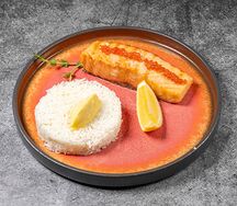Стейк из лосося с рисом и голландским соусом