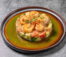 Табуле с киноа, креветками и лососем