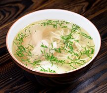 Куриная лапша с яйцом пашот