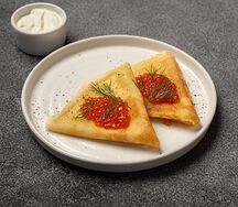 Блинчики с красной икрой и сметаной