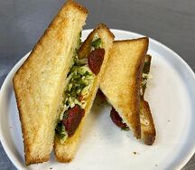 Сэндвич с сыром, томатами и соусом песто