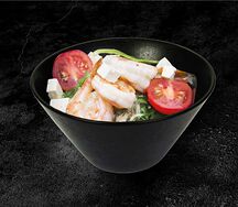 Салат с чукой, креветками и тофу