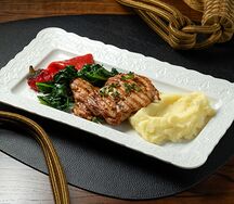 Бедро цыпленка табака с пюре, шпинатом и перцем рамиро