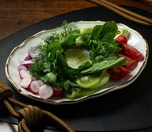 Свежие овощи с кавказской зеленью