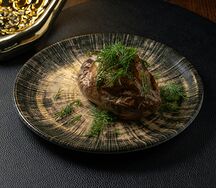 Запеченный картофель со сливочным маслом и укропом
