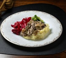 Бефстроганов из говядины с картофельным пюре
