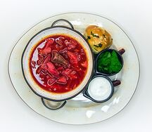 Борщ с кинзой и чесночной пампушкой