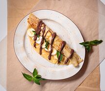 Блинчик с кусочками банана и шоколадной пастой