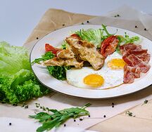 Бранч с мясными деликатесами