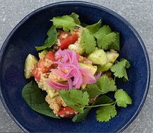 Курица гриль, кускус, помидоры