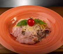 Паста с беконом, ветчиной и грибами