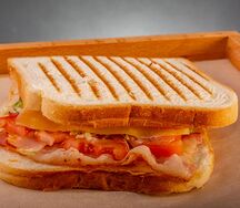 Тост с беконом и сыром
