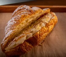 Круассан с бананом и карамельным соусом