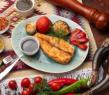 Стейк из лосося с овощами