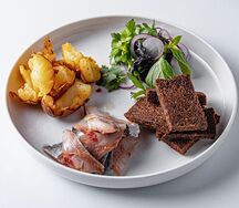 Сельдь с печеным картофелем и гренками из бородинского хлеба