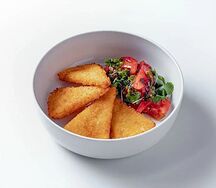 Жареный сулугуни с томатами