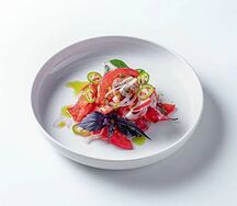 Салат из розовых томатов с базиликом