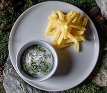 Икра муксуна в сметанном соусе с картофелем фри