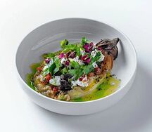 Запеченный баклажан с фетаксой и томатами