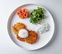 Драники с лососем и яйцом пашот