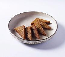 Гренки из бородинского хлеба с чесноком и пармезаном
