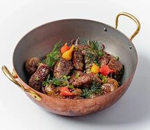 Жареная мраморная говядина и курица с запеченным картофелем