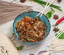 Соба (гречневая) с курицей