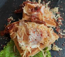 Вафли с копченой курицей и вялеными томатами 
