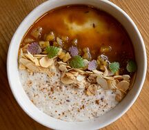 Овсяная каша с чатни из яблок, соленой карамелью и семенами льна