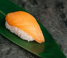 Суши лосось