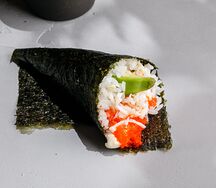 Ручной ролл с крабом