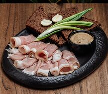 Сало с тостами и горчицей