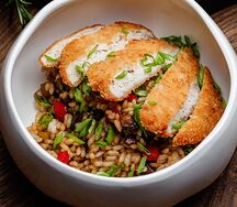 Рис с овощами и куриной котлетой фри
