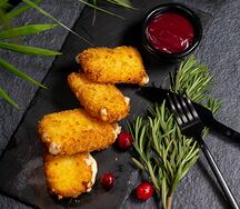 Жареный Сулугуни с клюквенным соусом