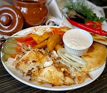 Шаверма с соленьями на тарелке