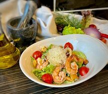 Салат Цезарь с креветками и кальмаром
